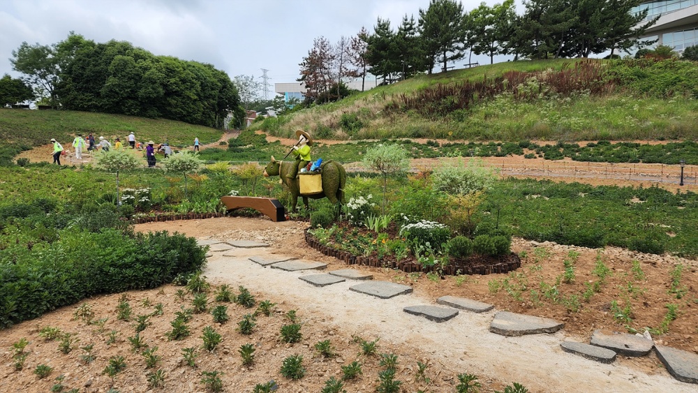 ▲ 화단을 조성 중인 농촌지도자회