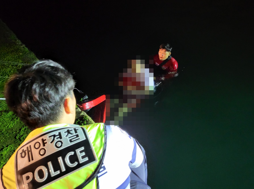 ▲ 경사로에서 미끄러진 낚시객을 구조하고 있다.