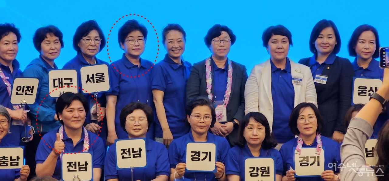 ▲ 26일부터 1박2일 경기 양평군 현대블룸비스타 그랜드볼룸에서 '더불어민주당 6.1지방선거 여성당선자 워크숍'에서 전국 상임대표로 선출된 백인숙 의원과 전남기초의원 대표로 선출된 박성미 의원의 모습 ⓒ 박성미 의원 제공