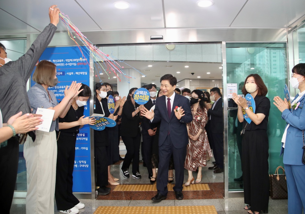 ▲ 장석웅 교육감을 배웅하는 모습