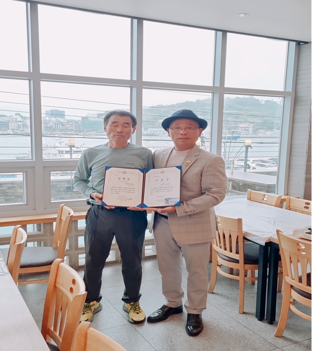 ▲ 전국민안전교육진흥원 강길원 원장이 성경호 조기동 선장을 전남해양안전처장으로 임명했다.