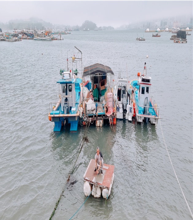 ▲ 성경호 조귀동 선장이 부표 위에 앉아 있다.