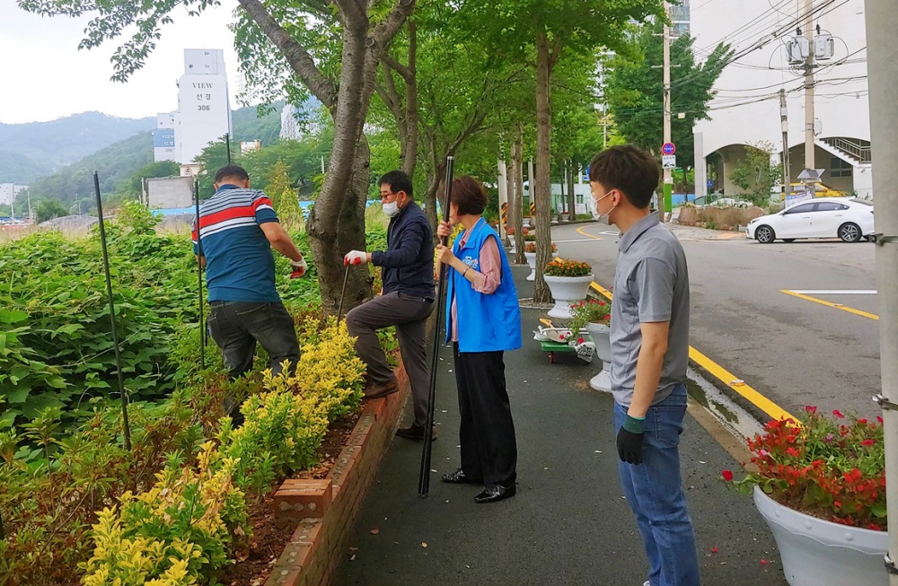 ▲ 미평동 행정복지센터 앞 가로화단에 희망 바람개비를 설치하고 있다.