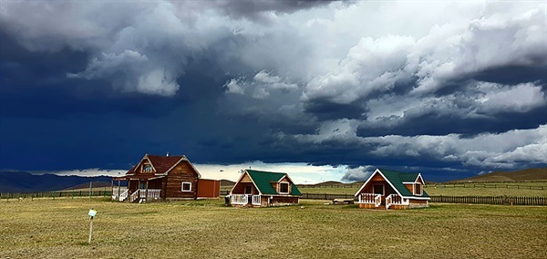 ▲  몽골 울란바타르 공항을 향해 출발하기 하루 전 선발대로 몽골에 간 신익재 사장이 메시지와 함께 사진을 보내왔다. "바이칼호 부근에서 태풍급 강풍이 불고 있으니 조심하세요". 비행기를 이용하는 사람에게는 겁나는 소식이다.  ⓒ신익재