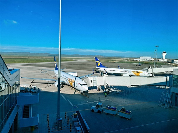 ▲태풍급 강풍이 분다는 소식에 6번이나 이륙을 연기해 간신히 울란바타르 공항에 도착했던 몽골항골 여객기가 창밖에 보인다.  ⓒ오문수