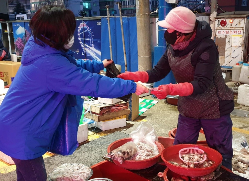 ▲ 수산시장에서 장을 보는 정신출 시의원