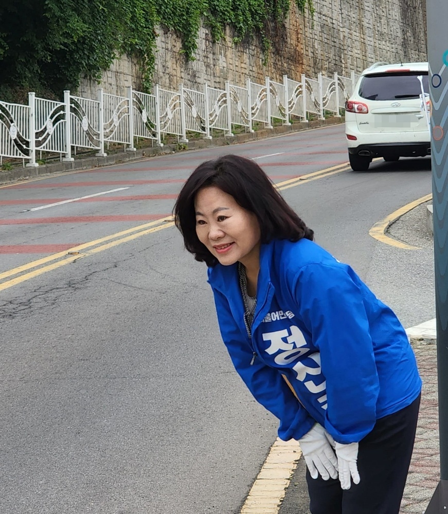 ▲시민들에게 지지를 호소하는 정신출 시의원