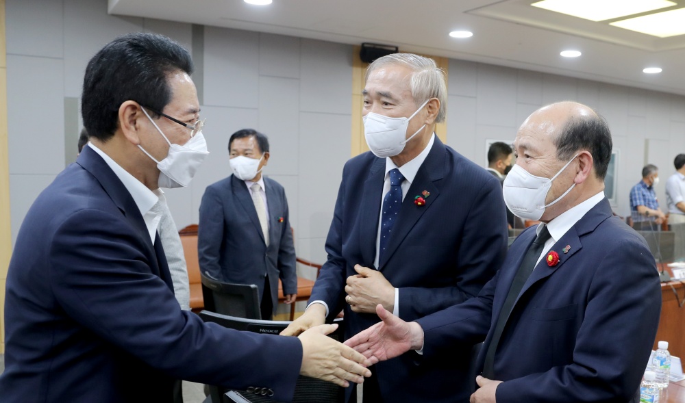 ▲ 김영록 전라남도지사가 29일 국회 의원회관 제1세미나실에서 열린 여순사건 특별법 통과 1주년 기념 국회포럼에 참석 해 여순사건 이규종, 서장수 위원 및 유족들과 인사를 나누고 있다.