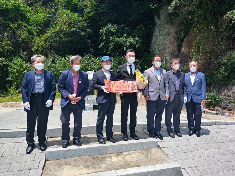 ▲지난해 소병철 국회의원이 여순사건 여수 유족회로부터 감사패를 전달 받았다.