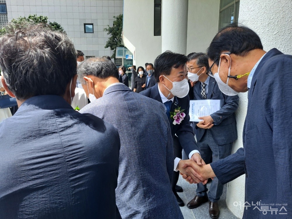 ▲정기명 여수시장이 여수시민의 축하인사를 받고 있다. ⓒ조찬현