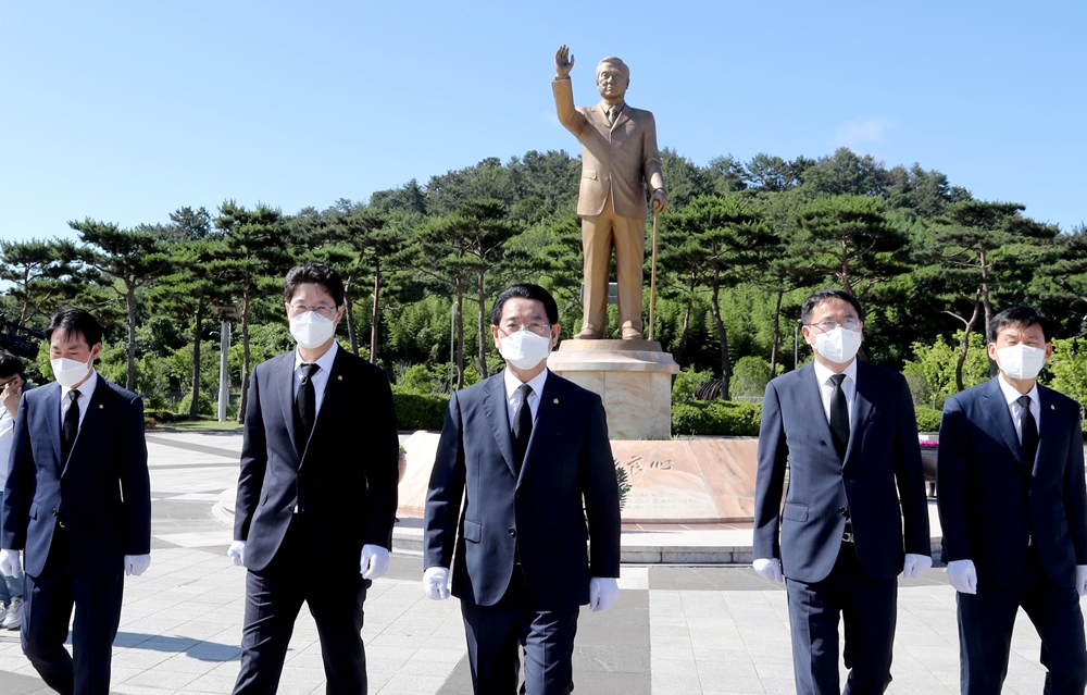 ▲ 민선8기 취임 앞두고 독립순국선열 및 김대중 대통령 참배-김대중 동상