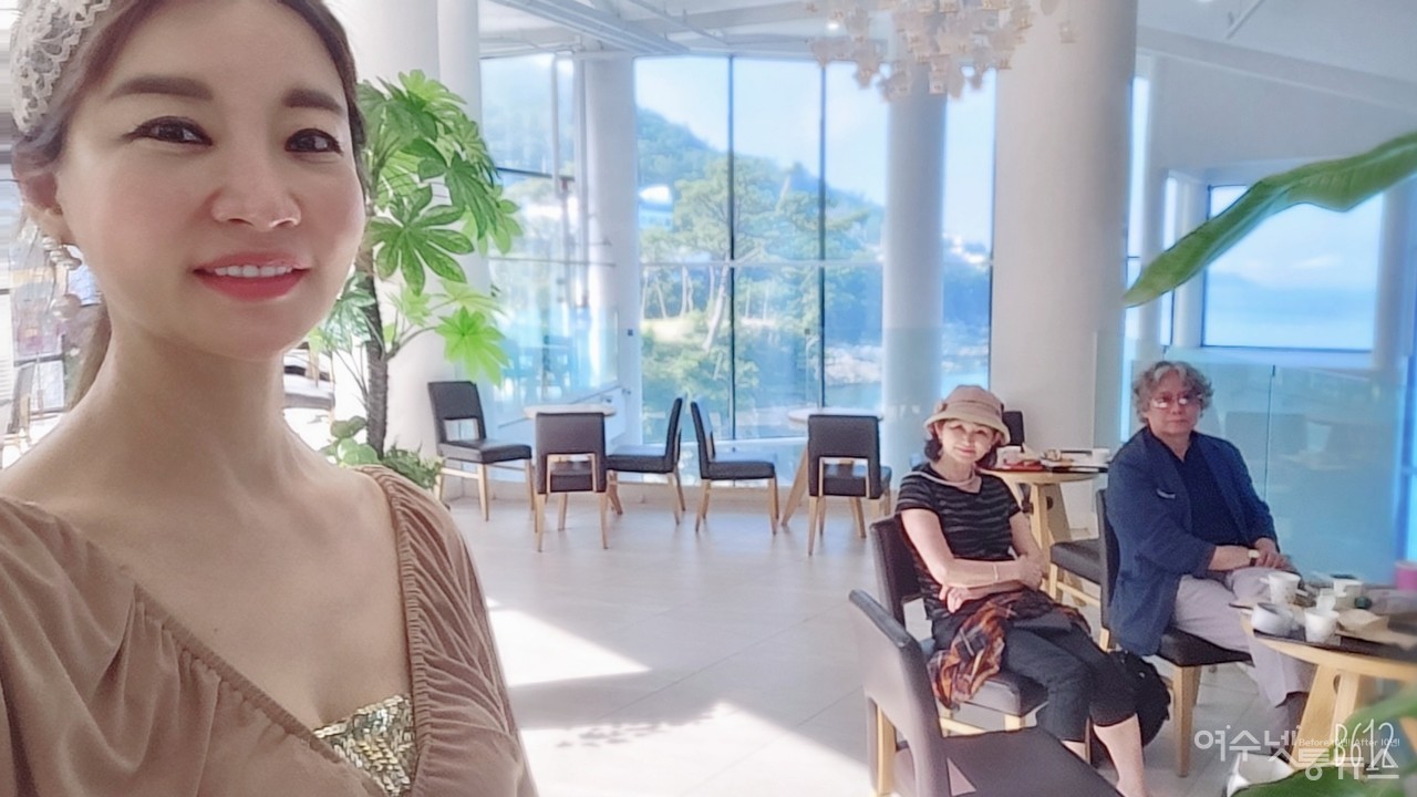 ▲ 여수예술랜드 라피끄에서 두달간 열리는 찾아가는 미술관, 찾아가는 아트페어 전시회를 연 오서희 대표와 한국전업미술가협회 신제남 이사장과 박인숙 관장(가운데)의 모습 ⓒ오서희 제공