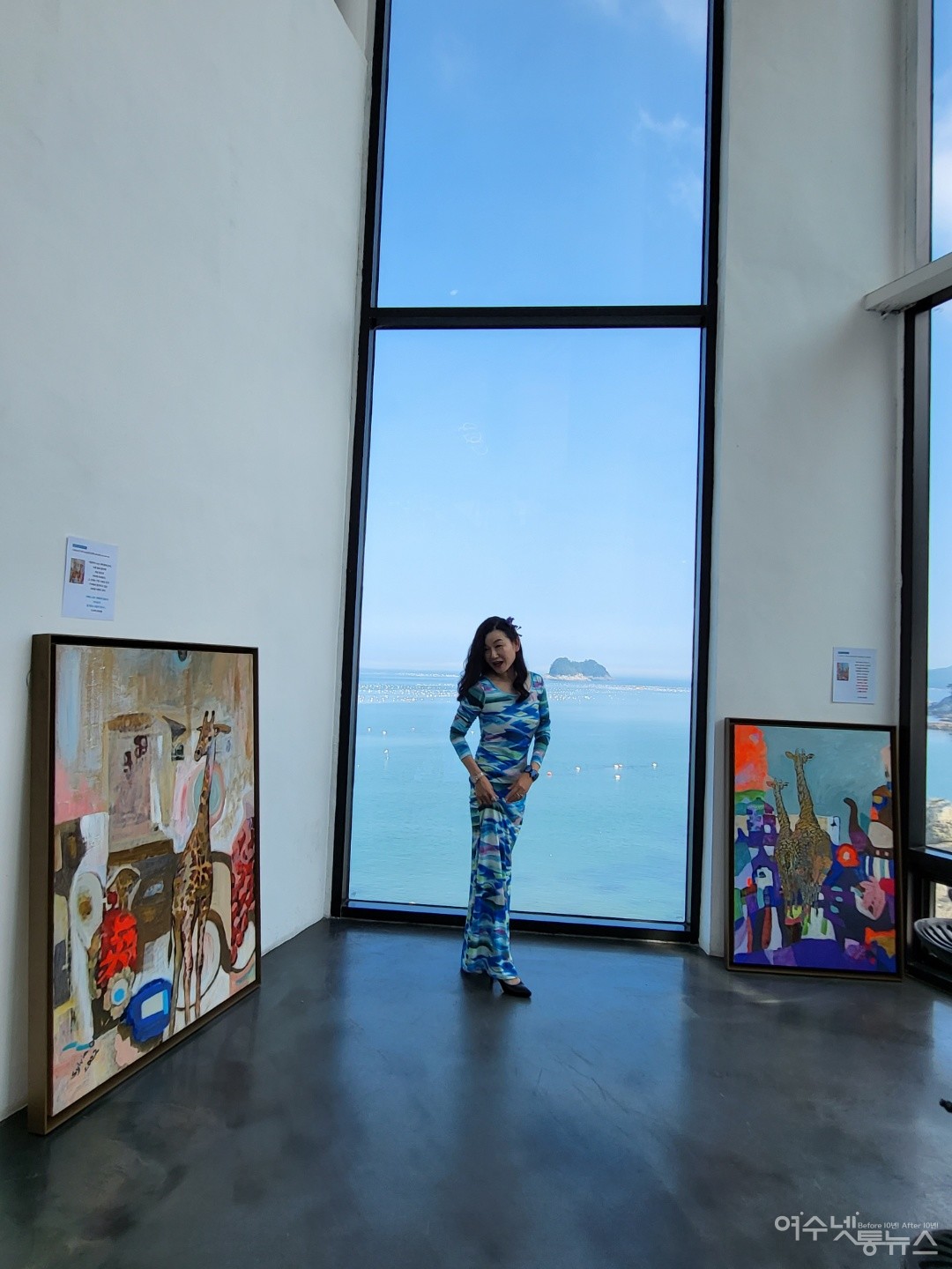 ▲ 여수예술랜드 라피끄에서 두달간 열리는 찾아가는 미술관, 찾아가는 아트페어 전시회에 시니어 모델 박경진씨가 포즈를 취하고 있다 ⓒ오서희 제공