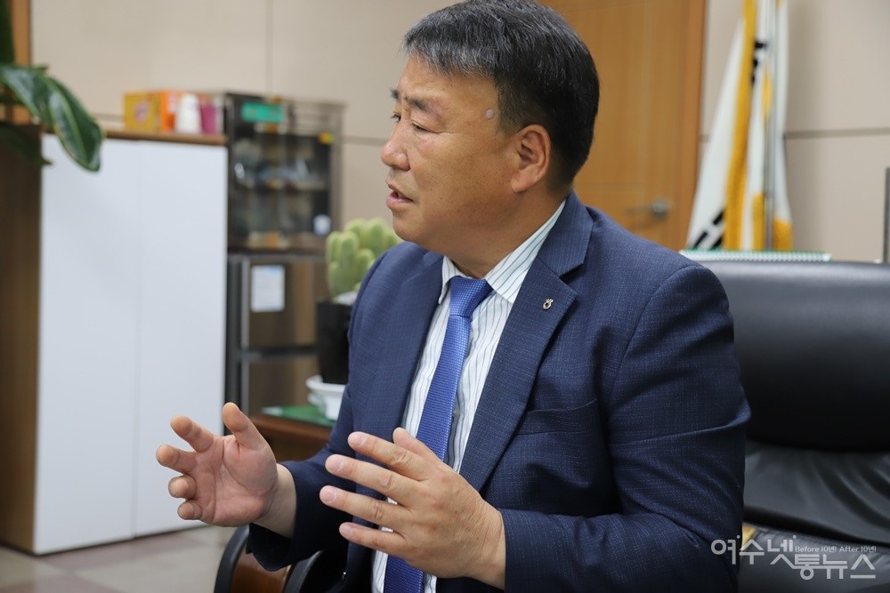 ▲ 취임후 두달만에 사업에 착수한 박헌영 조합장은 "종합시설은 연간 400억원 매출에 15억~20억 정도의 수익을 낼 수 있다는 긍정적인 타당성 검토를 받았다"면서 "본점이 이전하고 종합시설 및 하나로마트 사업이 안정화되면 조합원 및 준조합원에게 더 큰 수익을 배당해 드릴 수 있을 것으로 기대한다"고 말했다 ⓒ심명남