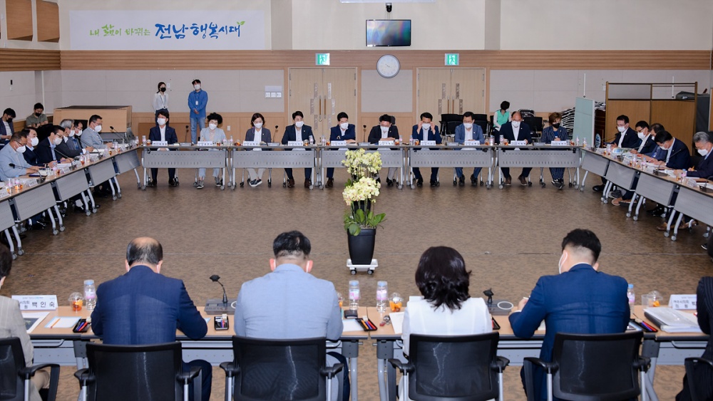 ▲ 여수시와 더불어민주당 여수지역위원회(갑 지역위원장 주철현, 을 지역위원장 김회재)가 민선8기 첫 당정협의회를 개최했다. 