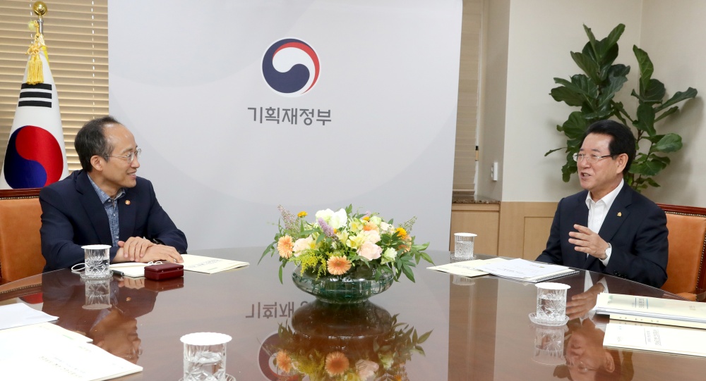 ▲ 김영록 전라남도지사가 9일 서울정부청사에서 열린 경제부총리-시·도지사 예산협의회에 참석, 추경호 경제 부총리를 만나 전남도 주요 핵심 현안사업을 설명하고 정부차원의 적극적인 예산협조를 요청하고 있다