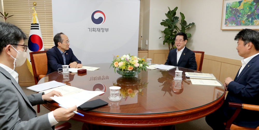 ▲ 김영록 전라남도지사가 9일 서울정부청사에서 열린 경제부총리-시·도지사 예산협의회에 참석, 추경호 경제 부총리를 만나 전남도 주요 핵심 현안사업을 설명하고 정부차원의 적극적인 예산협조를 요청하고 있다