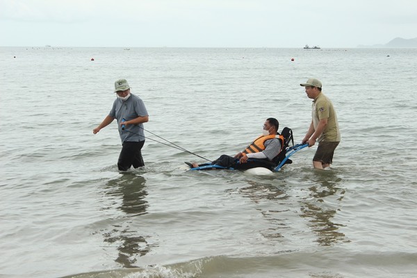 ▲ '수상 휠체어'를 이용하여 바다 체험을 하고 있다.