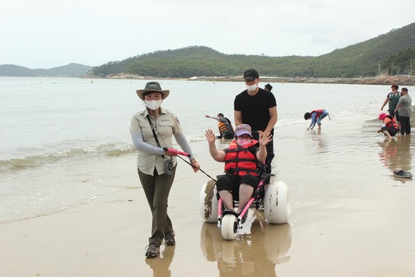 ▲  '수상 휠체어'를 이용하여 모래사장을 다니고 있다.