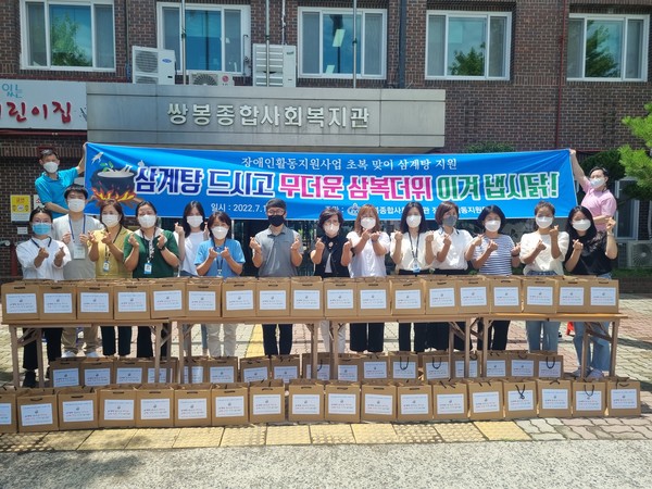 ▲ 쌍봉복지관 김종진 관장(가운데)과 직원