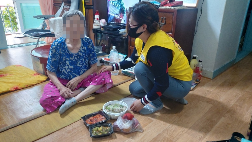 ▲ 동여수노인복지관이 지역 어르신에게 삼계보양식을 제공했다.