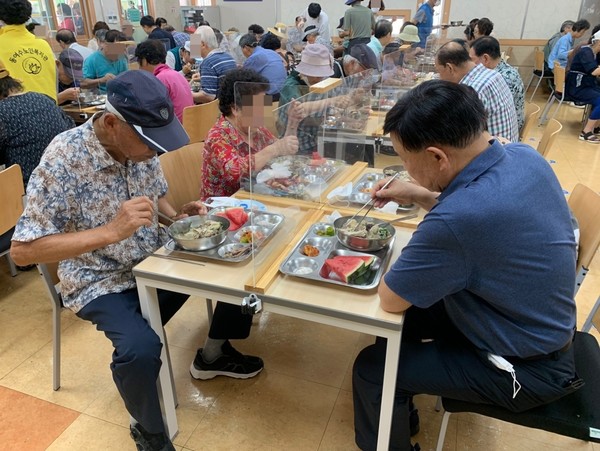 ▲ 동여수노인복지관이 지역 어르신에게 삼계보양식을 제공했다.