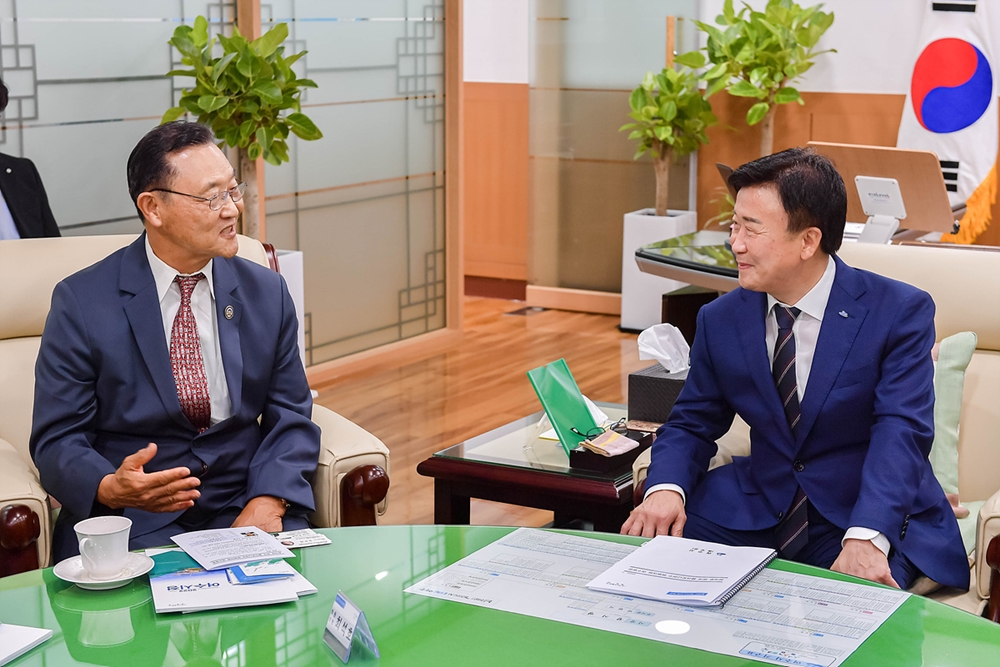 ▲ 정기명 여수시장과 면담 중인 최석호 하원의원