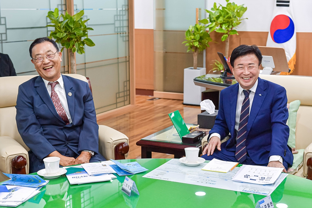 ▲ 정기명 여수시장과 면담 중인 최석호 하원의원