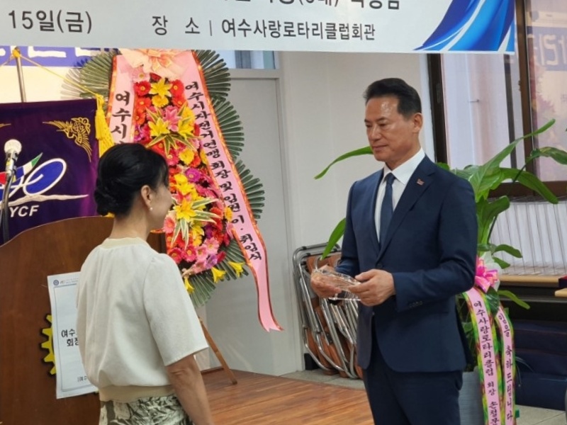 ▲ 명경식 여수시체육회장이 전국체전 입상자에게 상패를 전달하고 있다.  ⓒ여수시자전거연맹