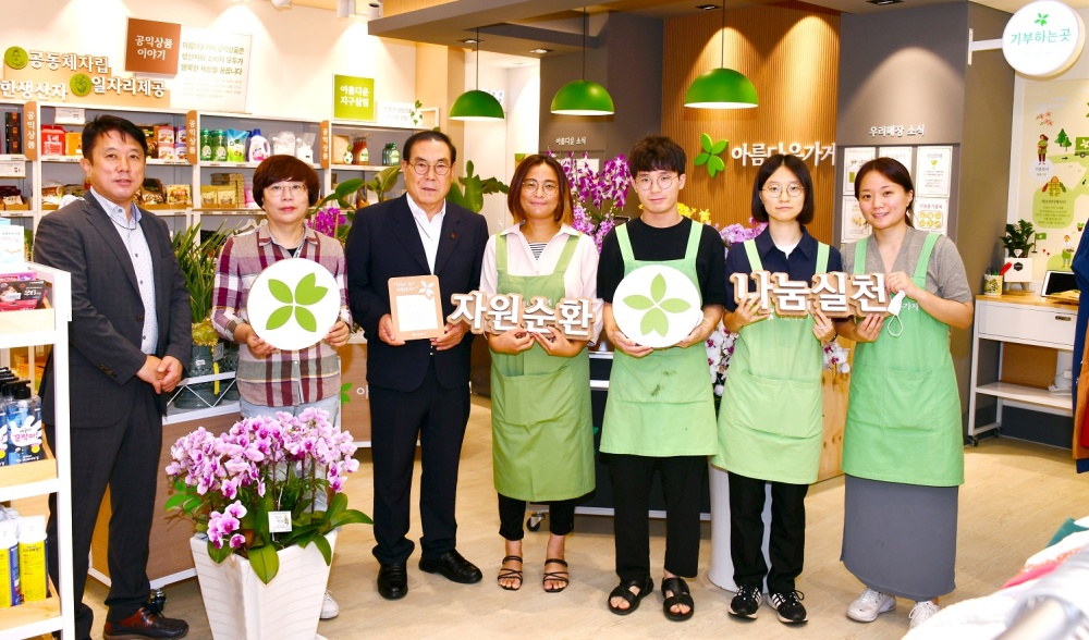 ▲ 김영규 여수시의장이 취임축하화분 50여개를 아름다운가게 여수여서점에 기부했다.