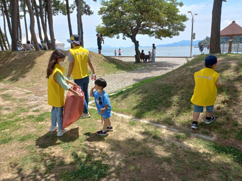 ▲ 가족봉사단이 쓰레기를 줍고 있다.