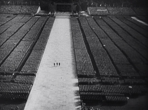 ▲제단으로 향하는 히틀러 1934년 9월 뉘른베르크 전당집회 때 망자를 추념하고자 제단으로 향하는 히틀러와 힘러, SA 수장 루츠 ⓒ넷플릭스