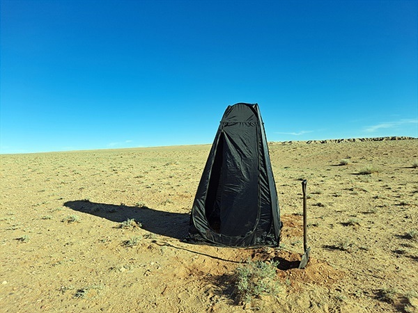 ▲ 깨끗한 자연환경보존을 제1원칙으로 삼는 몽골인들의 전통을 따르기 위해 일행은 텐트 인근에 간이화장실을 만들어 사용했다. 화장실 사용을 마친 일행은 흙으로 덮어 자연을 보존한다.  ⓒ오문수