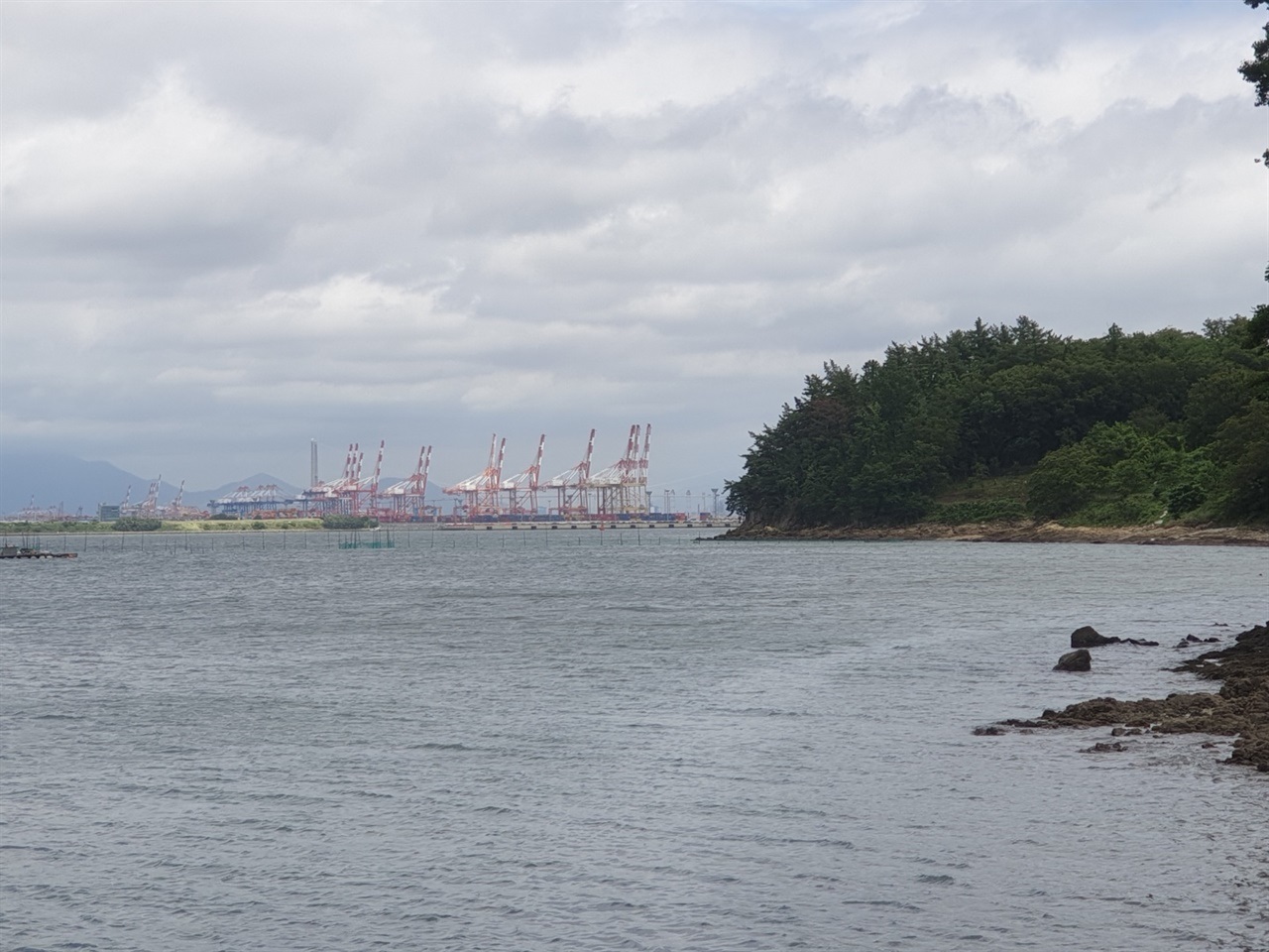 ▲  송도 해변에서 바라 보이는 광양 컨테이너 부두  ⓒ정병진