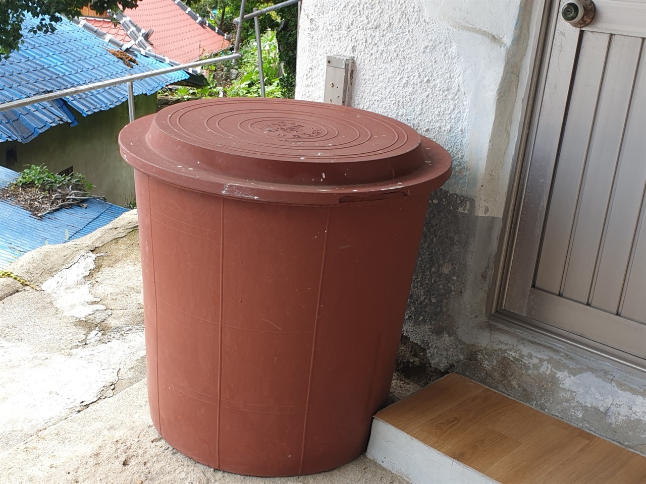 ▲ 물통 관정에서 나오는 물을 받는 물통  ⓒ정병진