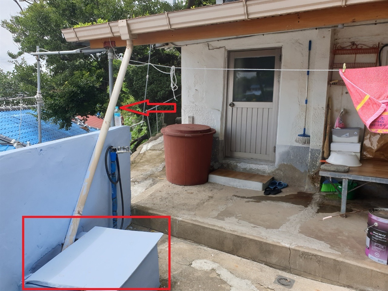 ▲물탱크 빗물을 받아 저장하는 물탱크. 물 구하기가 힘들어 집집마다 이런 시설이 돼 있다. ⓒ정병진