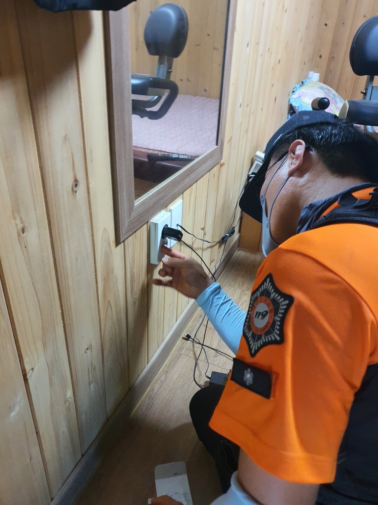 ▲ 여수소방서(이달승) 119생활안전순찰대가 취약계층을 돕고 있다.