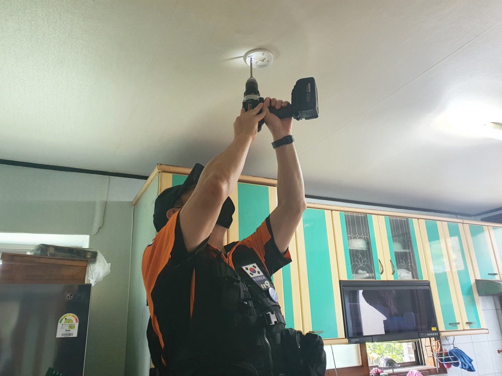 ▲ 여수소방서(이달승) 119생활안전순찰대가 취약계층을 돕고 있다.