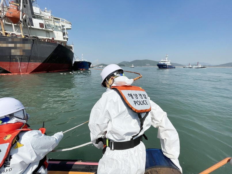 ▲ 선박에 기름공급중 기름이 넘쳐 해양오염 발생하여 해양경찰이 오일펜스를 설치중이다