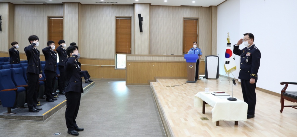 ▲ 신임 여수해경이 25일 전입신고식을 마쳤다.