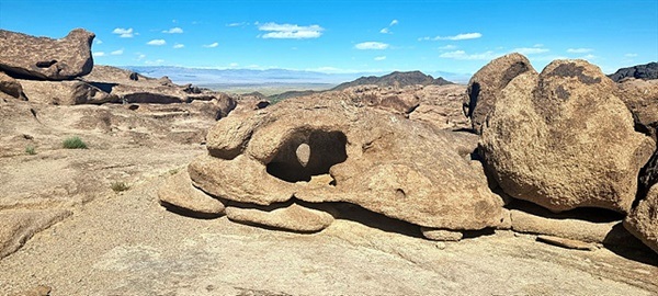 ▲몽골인들이 성산으로 여기는 "어머니산"에는 침식으로 인해 생긴 기기묘묘한 바위들이 널려있다. 왼쪽에는 물개를 닮은 바위가 보이고 사진 중앙에는 사람의 목젖을 닮은 바위가 보인다.  ⓒ오문수