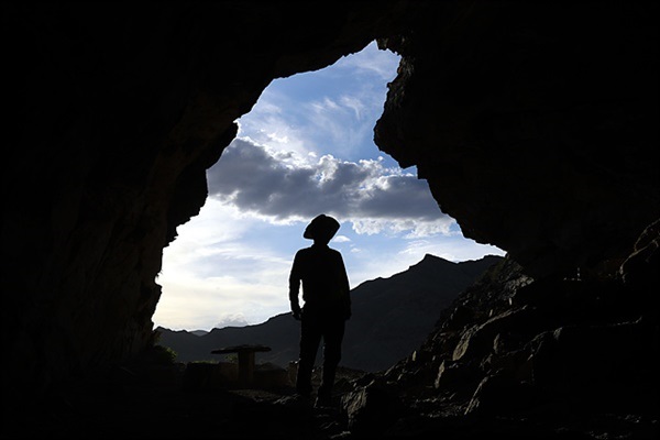 ▲쳉헤르 동굴 입구에선 일행 모습. 쳉헤르 동굴은 구석기시대인들이 살면서 벽화를 그린 곳으로 세계문화유산에 선정된 소중한 동굴이다.ⓒ 오문수