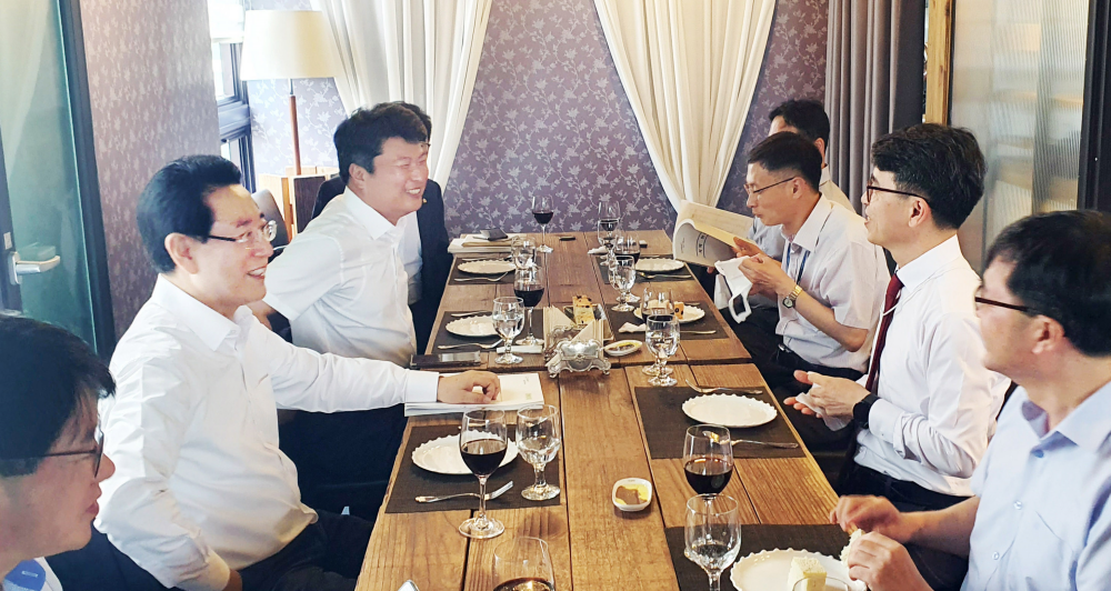 ▲ 김 지사가 기재부 예산심의관과 간담회를 갖고 있다.