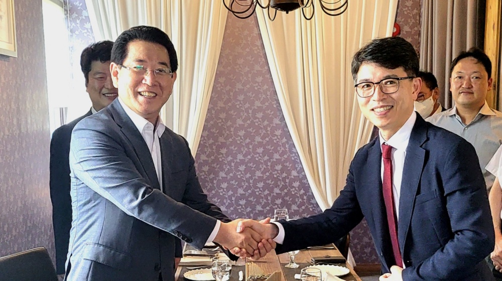 ▲ 김영록 전남지사가 기재부 예산실장과 악수하고 있다.