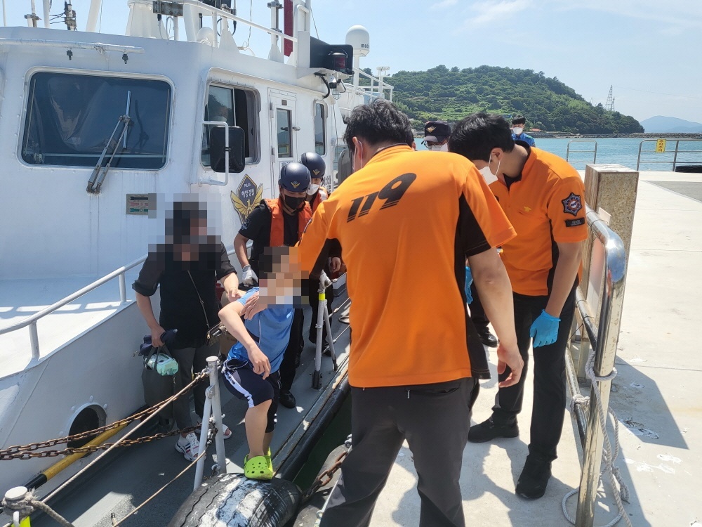 ▲ 말벌에 쏘인 A군이 경비함정에 탑승하고 있다.