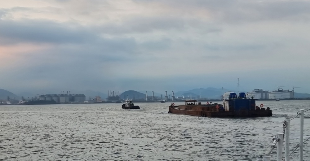 ▲ 50톤급 예인선이 무면허 및 선박검사도 받지 않고 항해하고 있는 모습