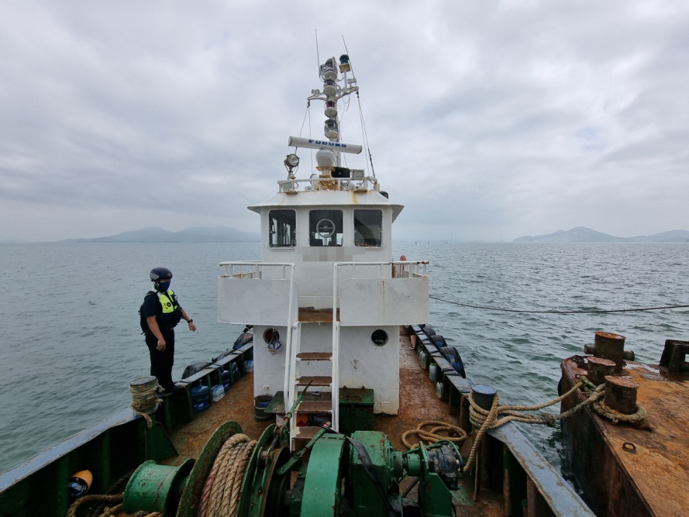 ▲ 예인선을 검문검색하는 형사기동정(P-115정)