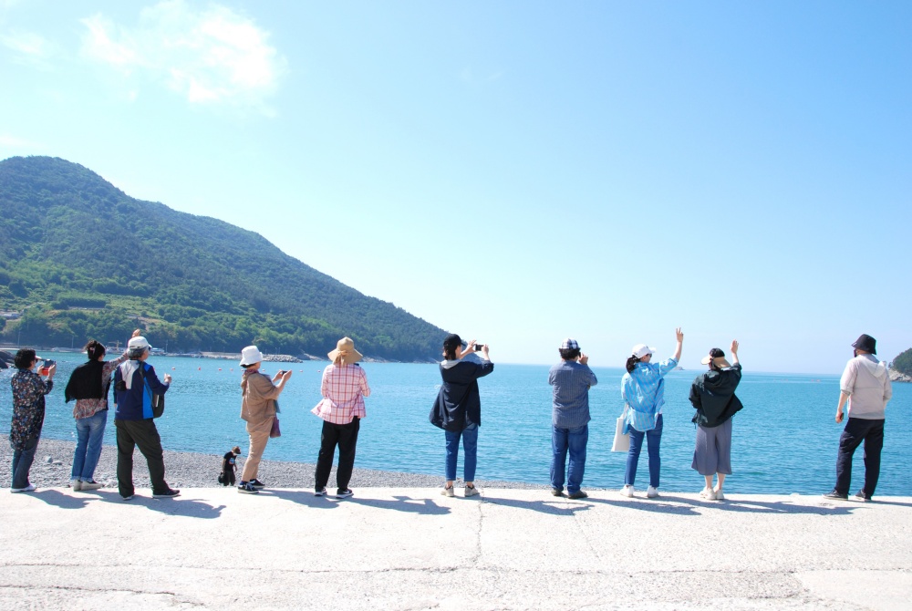 ▲ 화정면 개도로 스케치여행을 떠난 작가들