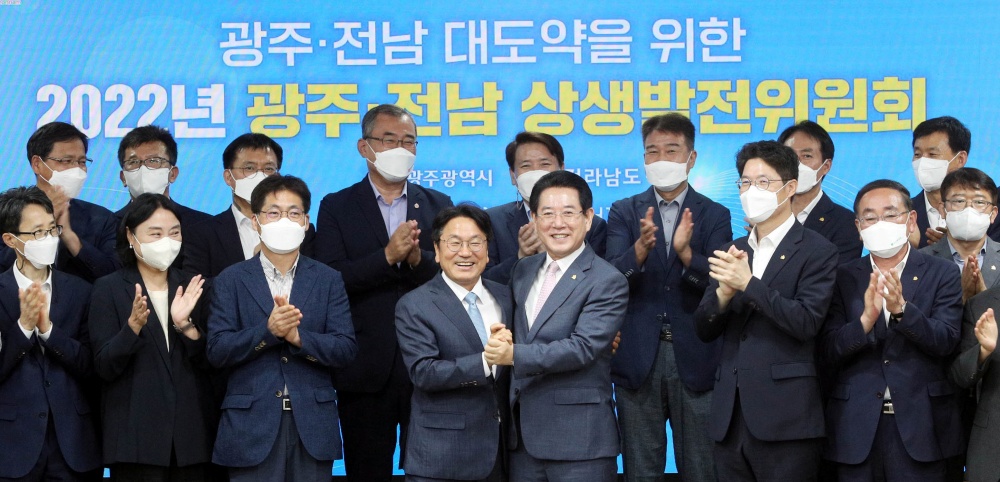 ▲ 김영록 전라남도지사와 강기정 광주시장이 28일 오전 전남도청 서재필실에서 열린 광주ㆍ전남 대도약을 위한 2022년 광주ㆍ전남 상생발전위원회에서 참석자들과 기념촬영을 하고 있다