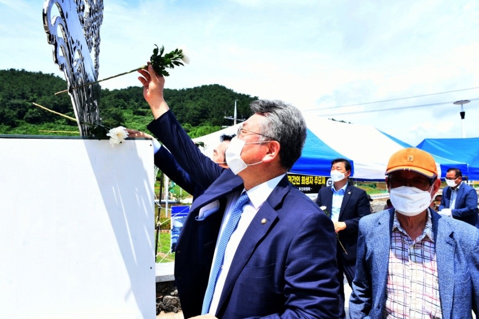 ▲헌화하고 있는 김회재 국회의원  ⓒ박근세 (자료 사진)